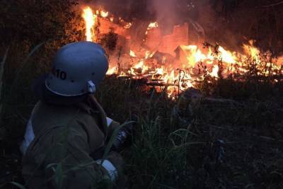 Ночью в Ивановской области сгорел большой дачный дом