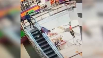 Подросток сорвался с эскалатора, упал с 4 этажа и остался жив. Видео