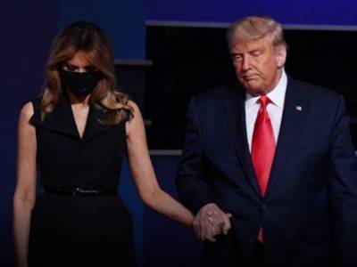 «Она его ненавидит!»: в Сети бурно обсуждают жест Мелании Трамп во время теледебатов