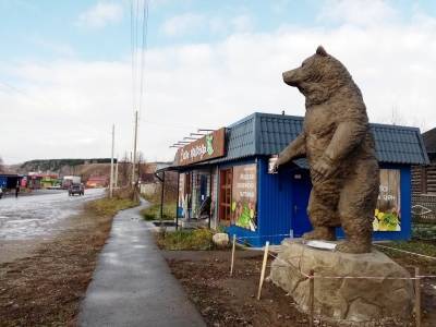 Первый медведь на селе. В Филипповке туристов и жителей села встречает новый арт-объект