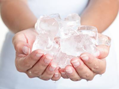 Эксперт назвал скрытые болезни, о которых предупреждают холодные руки