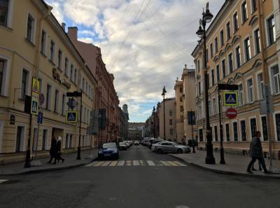 В Петербурге впервые запретили проезд автомобилей по улице Рубинштейна