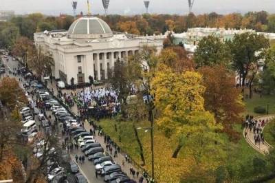 Под Радой владельцы "евроблях" и ФЛП вышли на митинг: Движение в центре Киева перекрыто