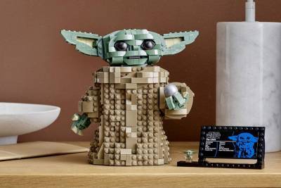 Lego выпустил набор для сборки собственного Baby Yoda стоимостью $79,99 (продажи стартуют в день премьеры второго сезона «Мандалорца»)