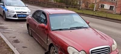 В Петрозаводске пьяный водитель застрял на бордюре