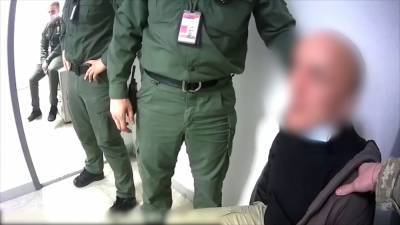 Завалю на**й: украинец подрался с пограничниками в аэропорту Борисполь (видео)