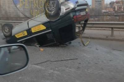 Машина такси перевернулась на крышу у моста по Богомягкова в Чите