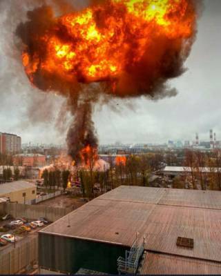 Мощный взрыв разрушил здание, где хранились газовые баллоны на юге Москвы