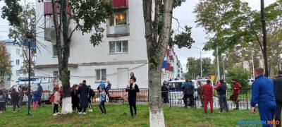 Одна из пострадавших во время падения балкона в Корсакове скончалась в больнице