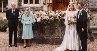 Мама принцессы Беатрис показала ранее неопубликованное фото со свадьбы дочери