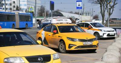 Московских таксистов начали останавливать за отсутствие маски