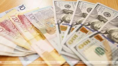 Белорусский рубль на торгах 26 октября ослаб к трем основным валютам