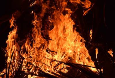 Мужчину вытащили из горящего дома в деревне Большое Верево