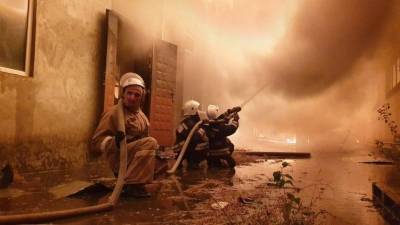 Пожарные на руках оттащили машину от горящей цистерны на АЗС в Чечне — видео