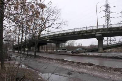 В Ярославле журналистам и общественникам показали Добрынинский мост