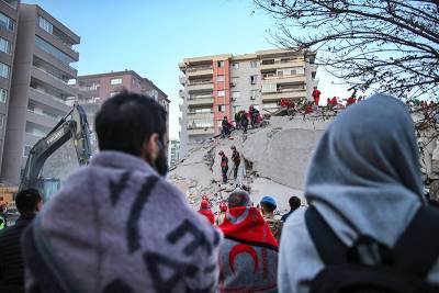 В Измире спасатели вторые сутки разбирают завалы после землетрясения