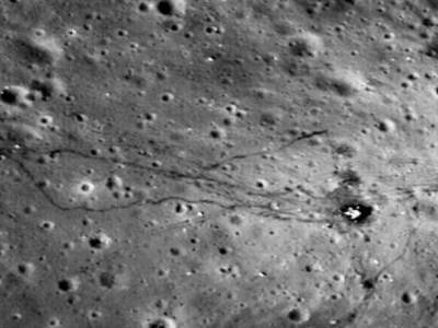 Эксперты NASA ищут причины появления на Луне следов людей, которые посещали планету 40 лет назад