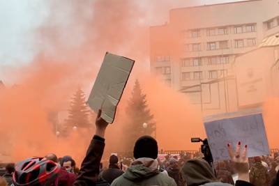 Здание Конституционного суда Украины забросали дымовыми шашками и шинами