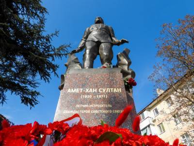 Памятник прославленному военному летчику установлен в Крыму к 100-летию со дня его рождения