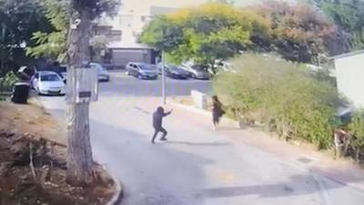 Видео: женщина вынесла мусор и чудом спаслась от убийства в Ришон ле-Ционе