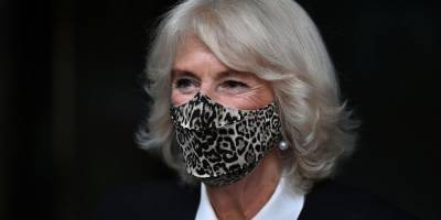 В тренде. 73-летня жена принца Чарльза удивила маской с леопардовым принтом