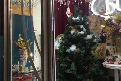 В Саратове появились первые новогодние елки