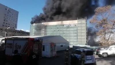 Пожарным удалось остановить огонь, охвативший больницу в Стамбуле