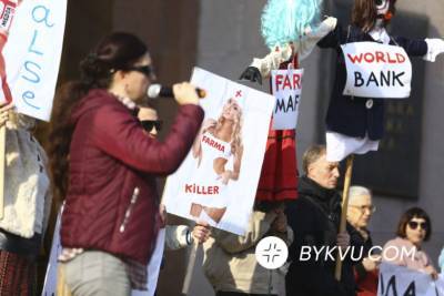 Сегодня в Киеве протестовали против «фейковой эпидемии» коронавируса: видео