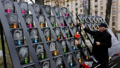 В Киеве вандалы осквернили памятник Небесной Сотни