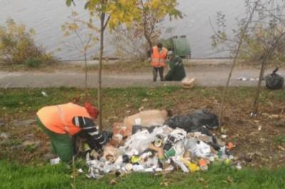 На Русановке хулиганы стащили с парка баки с мусором и выбросили их в реку (фото)