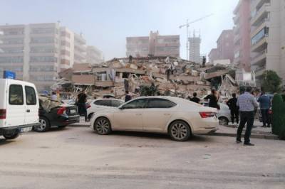 В Турции землетрясение разрушило десятки зданий и привело к мощному цунами (фото, видео)