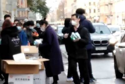 Жителей Петербурга возмутила бесплатная раздача масок китайцам