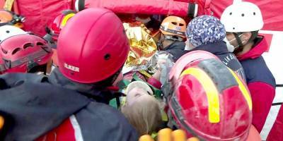 В Турции спасли 3-летнюю девочку, которая после землетрясения провела 65 часов под завалами — видео