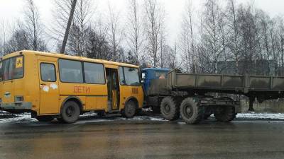 Школьный автобус с детьми столкнулся с грузовиком в Коми
