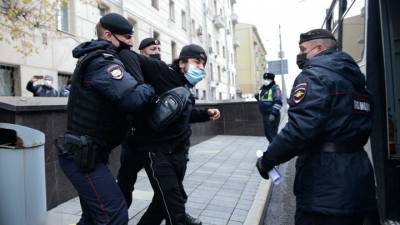 У посольства Франции в Москве начались задержания протестующих мусульман