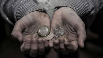 Росстат: две трети молодых семей тратят деньги только на еду и одежду