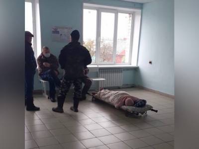 Житель поселка Сокольское ожидал «скорую» на полу больницы