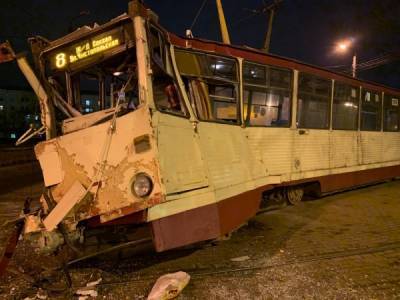 В Челябинске фура протаранила трамвай