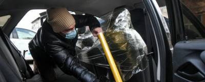 Свердловских таксистов обязали установить в авто пластиковые перегородки