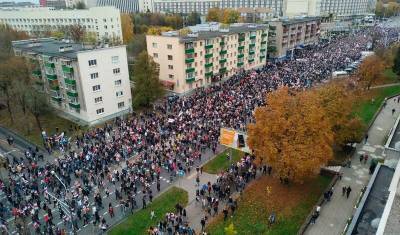 На акцию протеста в центре Минска вновь вышло до 100 тысяч человек
