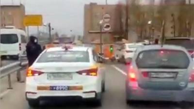 Таксисты перекрыли подъезды к аэропорту Домодедово