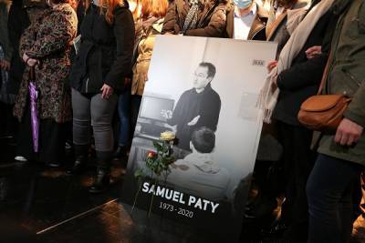 Во Франции около 30 человек устроили беспорядки на церемонии памяти убитого учителя