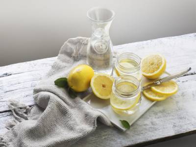Эксперты рассказали о пользе воды с лимоном перед завтраком