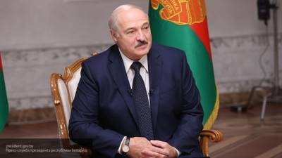 Лукашенко обещал поделиться подаренным пармезаном