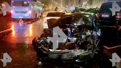 В Москве угнанная BMW врезалась в столб во время полицейской погони