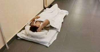 В моногоспитале Вологды больные лежат на полу в коридорах