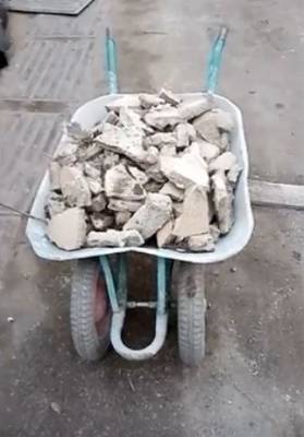 «Гребаная яма». Житель Челябинской области отремонтировал дорогу возле своего дома