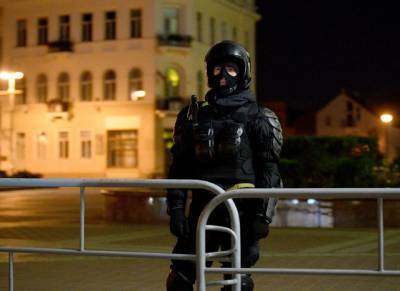 Перед колонной протестующих в Минске ОМОН сделал предупредительные выстрелы