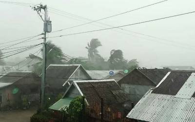 На Филиппинах эвакуируют население из-за приближения мощного тайфуна