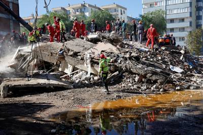В Турции сообщили о гибели 102 человек от землетрясения